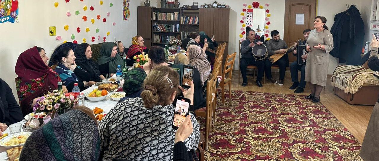 В Сергокалинском районе представители Минтруда РД поздравили своих получателей услуг с наступающим Международным женским днем